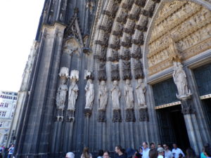 Kölner Dom Eingang linke Seite