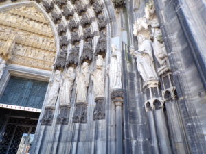 Kölner Dom Eingang rechte Seite