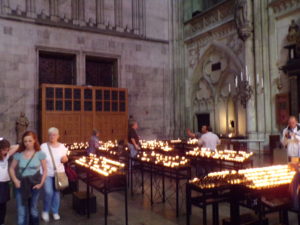 Gedenkkerzen und Altar Linke Seite Kölner Dom