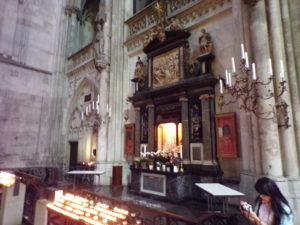 Altar bei den Kerzen Kölner Dom links