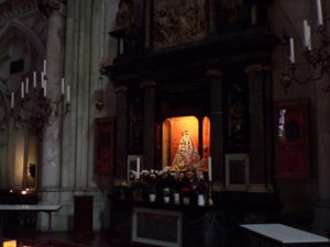 Altar bei den Kerzen 2