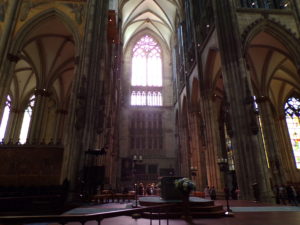 Altar und Aussicht auf den dahinter liegenden Chorbereich