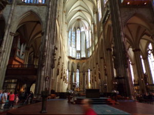 Altar im Mittelschiff des Kölner Doms