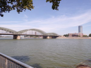 Rheinufer Köln ein schöner Tag