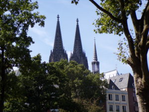 Domspitzen vom Rheinufer aus gesehen